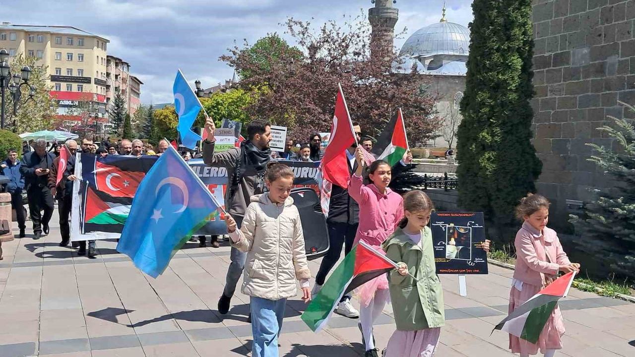 Erzurum'da sağlıkçılar 132'nci haftada Gazze için sessiz yürüyüş düzenledi