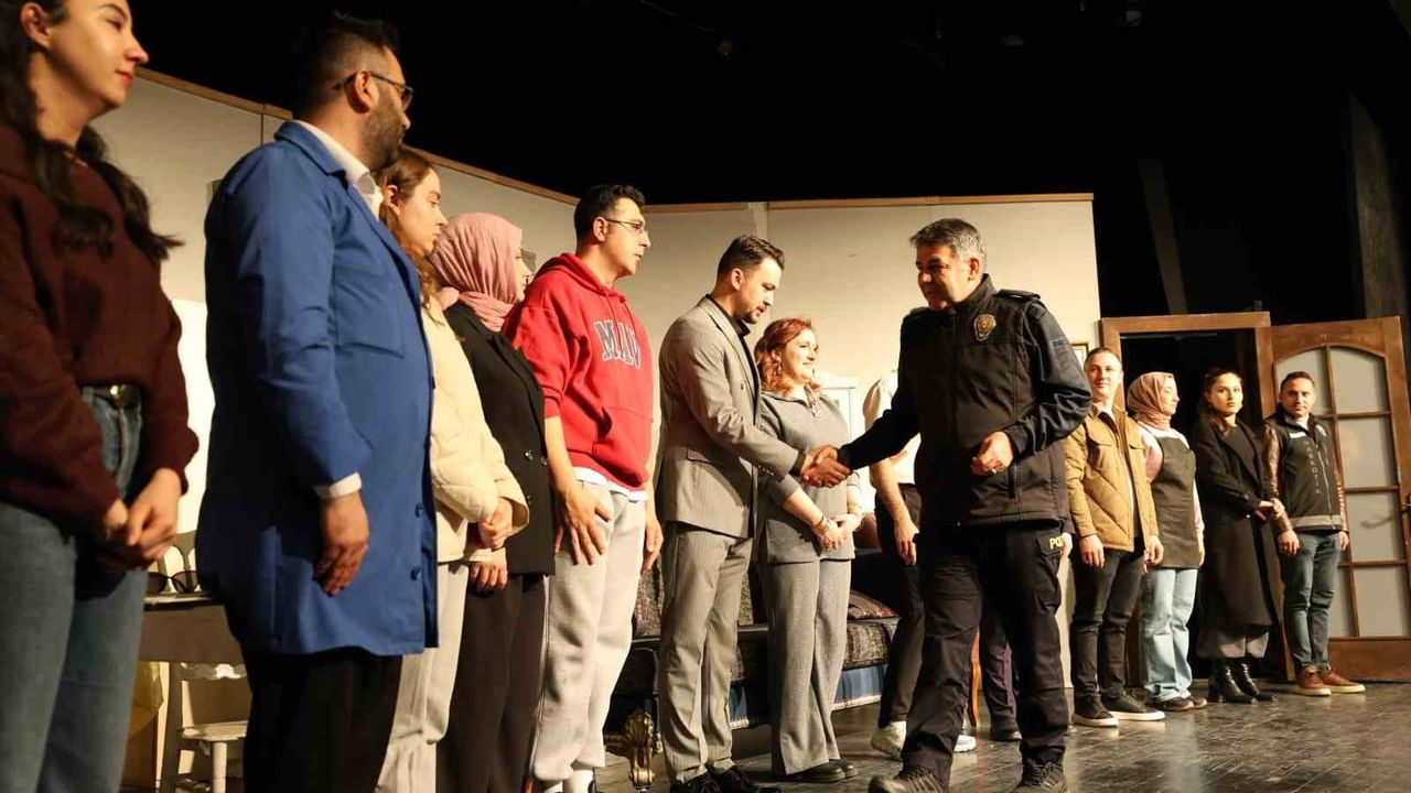 Erzurum Emniyeti'nin Emniyetli Yarınlar projesi: Yarınlara Geç Kalmadan tiyatrosu toplumu bilinçlendiriyor