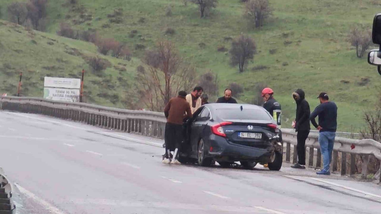 Erzurum-Erzincan karayolunda zincirleme kaza: Aşkale'de 5 araç, 3 yaralı