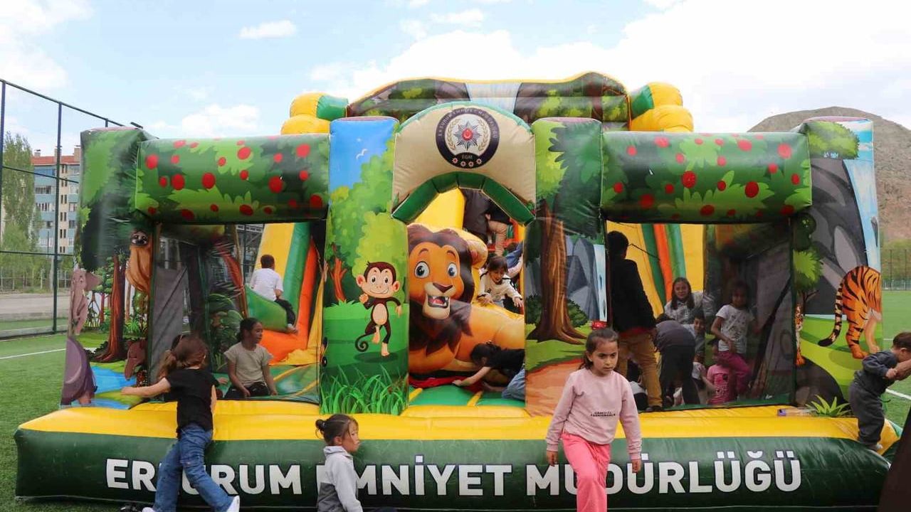 Erzurum İl Emniyet Müdürlüğü Oltu'da şişme oyun parkı etkinliği düzenledi