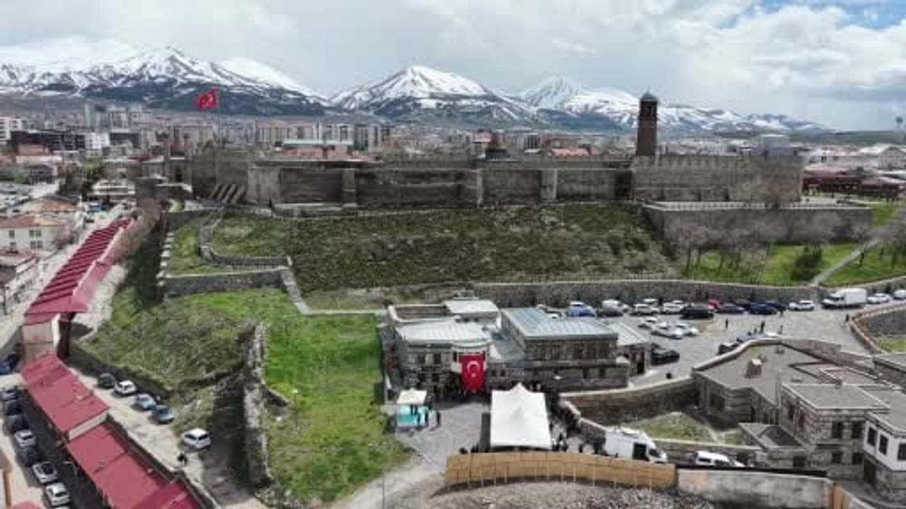 Erzurum Kalesi Eteğindeki Tarihi Konak Sahaf Oldu