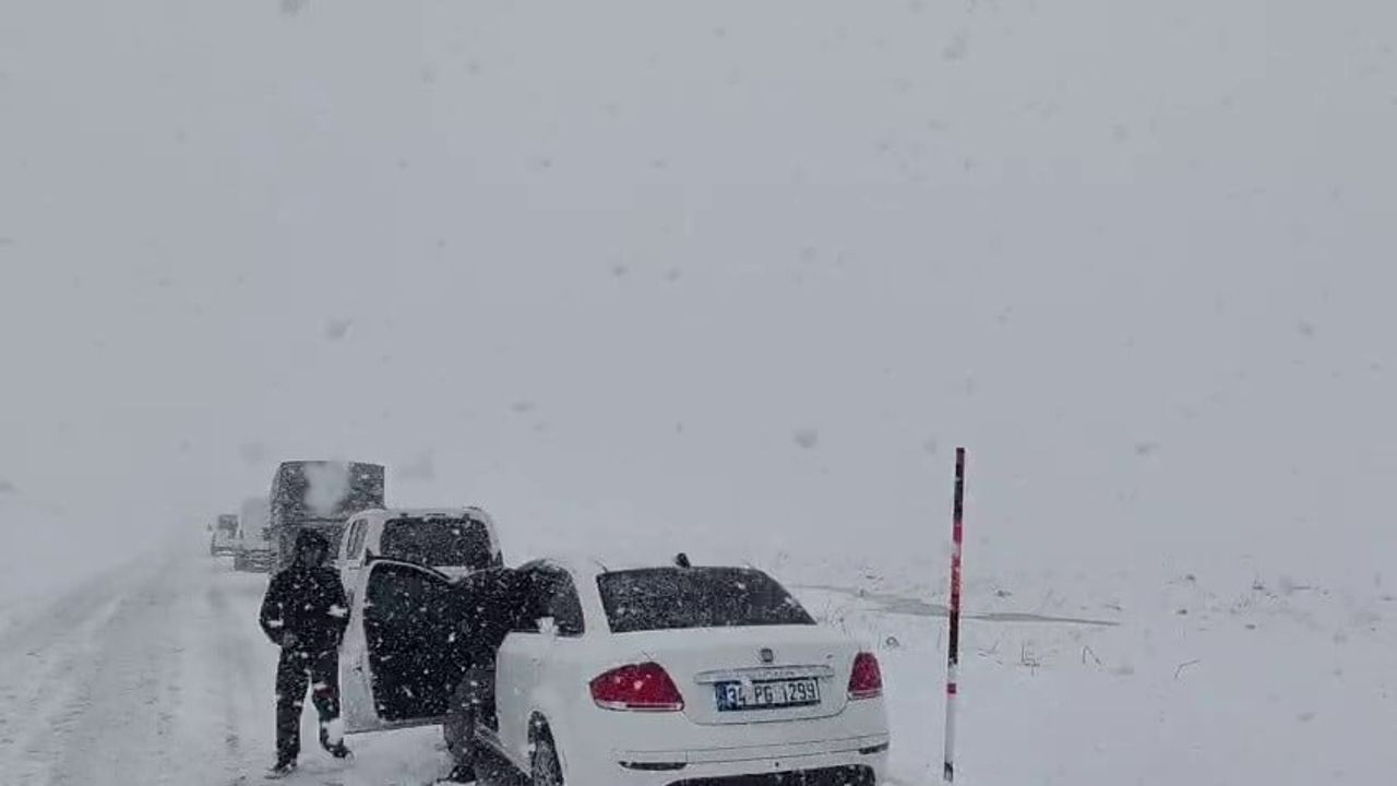 Erzurum-Tekman kara yolu Palandöken Geçidi'nde kar ve tipi ulaşımı etkiledi