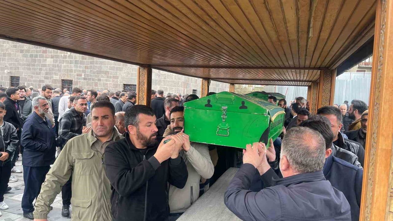 Erzurumlu duayen gazeteci Orhan Akdal dualarla uğurlandı