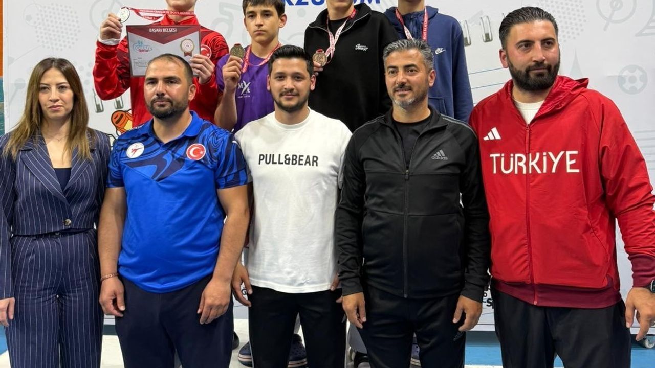 Erzurumlu öğrenciler Okullar Arası Türkiye Taekwondo Şampiyonası’nda 2 bronz madalya kazandı