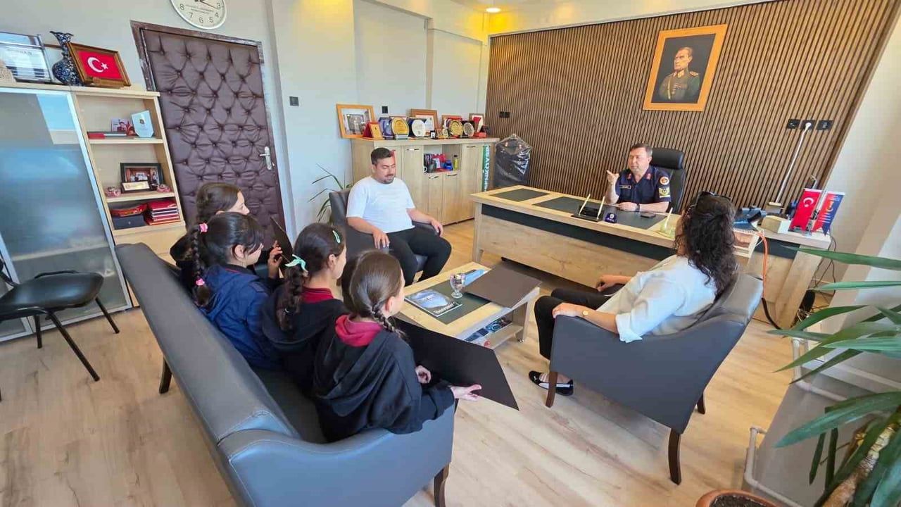 Esenköy'de İlkokul Öğrencilerinden Jandarmaya Anlamlı Teşekkür Ziyareti