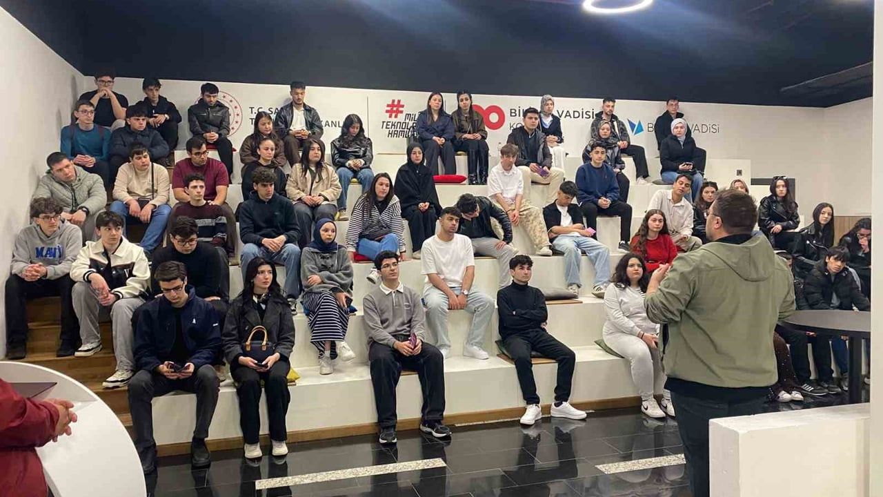 Esenyurt Belediyesi öğrencileri Bilişim Vadisi'ne götürdü: Yapay zeka ve yazılım projeleri yerinde incelendi