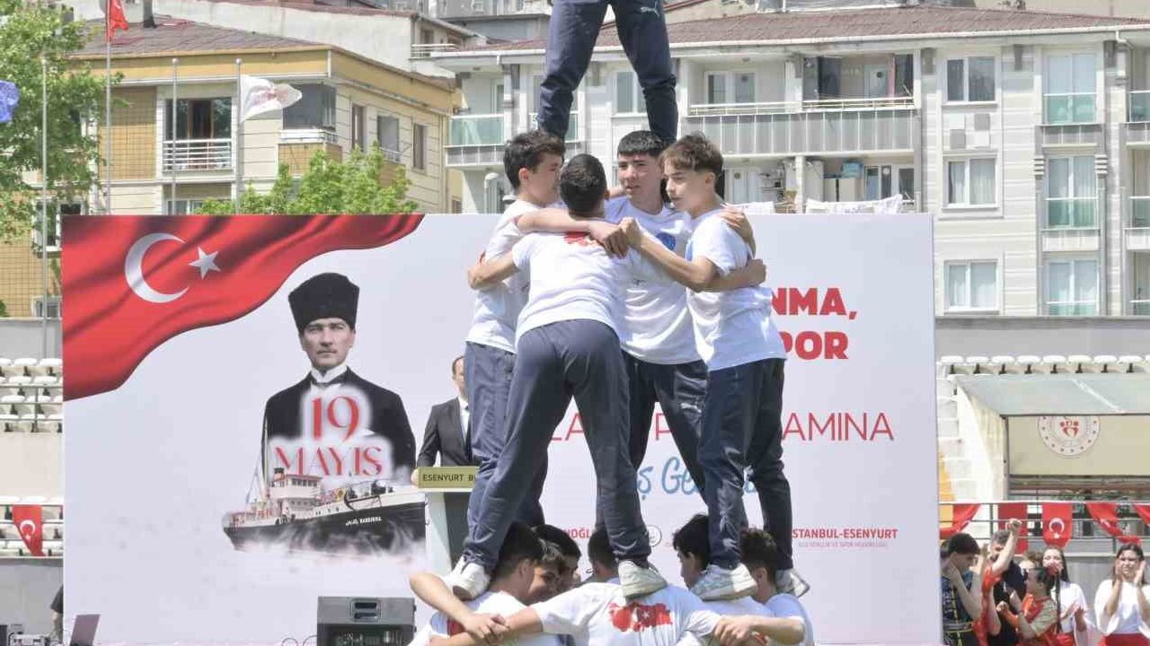 Esenyurt’ta 19 Mayıs coşkusu: Öğrencilerden koreografi, koro ve spor gösterileri