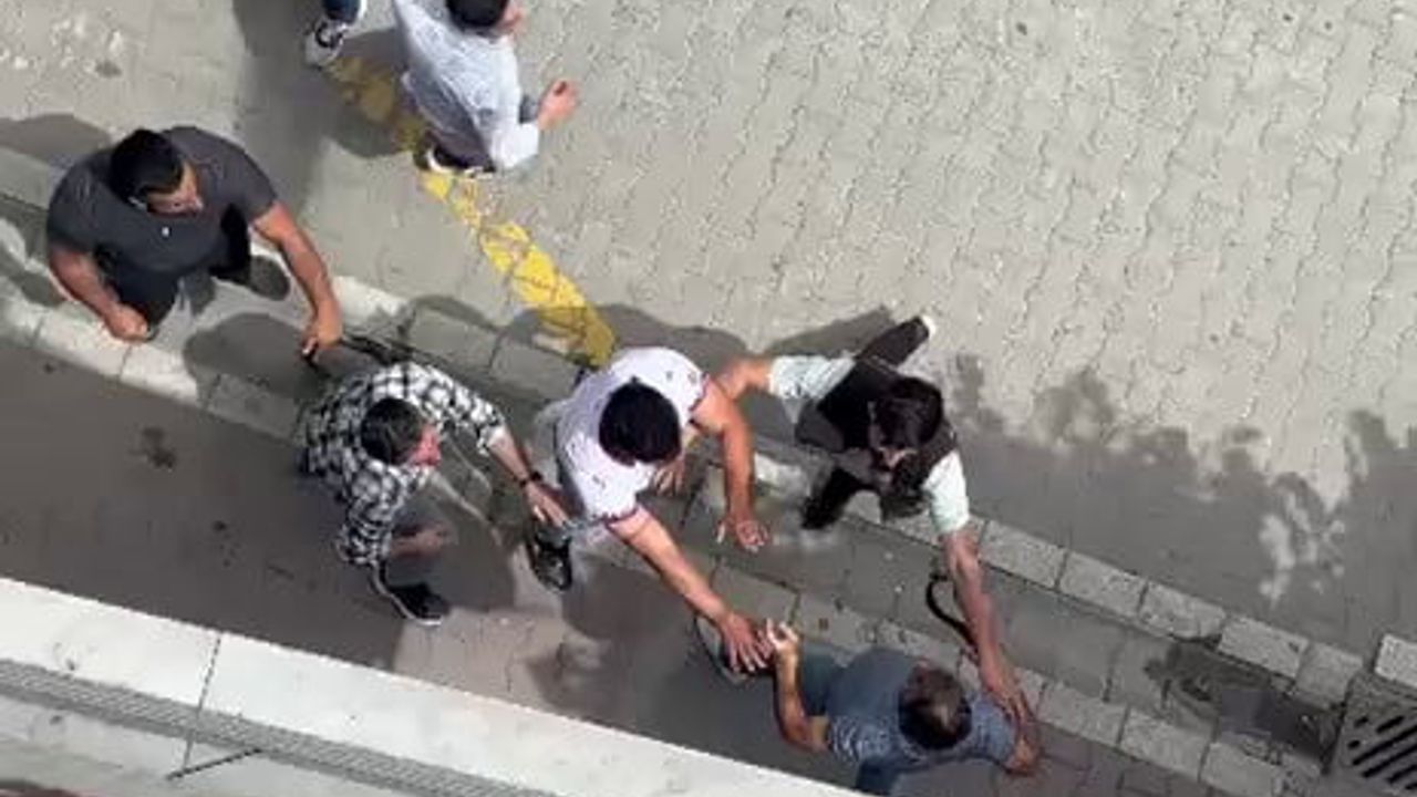 Esenyurt'ta iddiaya göre para ödemeyen müşteri berberle tartıştı; akrabaları dükkanı bastı