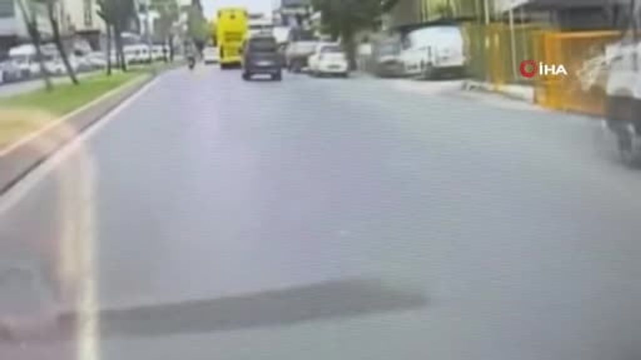 Esenyurt'ta motokurye dikkatsizlik sonucu İETT otobüsüne çarptı; motosikletli yaralandı