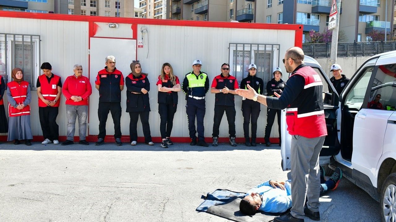 Esenyurt’te sürücülere 'İlk Yardım ve Trafik Bilinci' eğitimi verildi