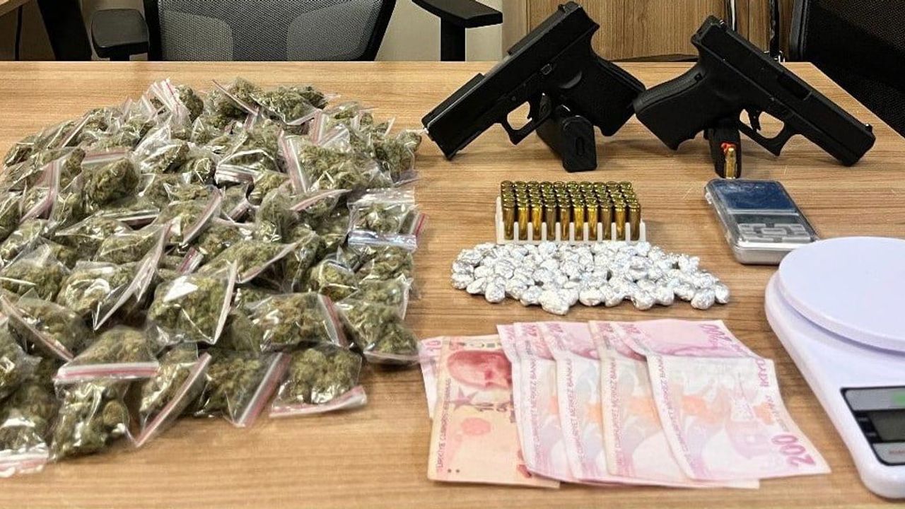 Esenyurt ve Avcılar'da 'zula evi' operasyonu: 450 gram uyuşturucu ve ruhsatsız silah ele geçirildi