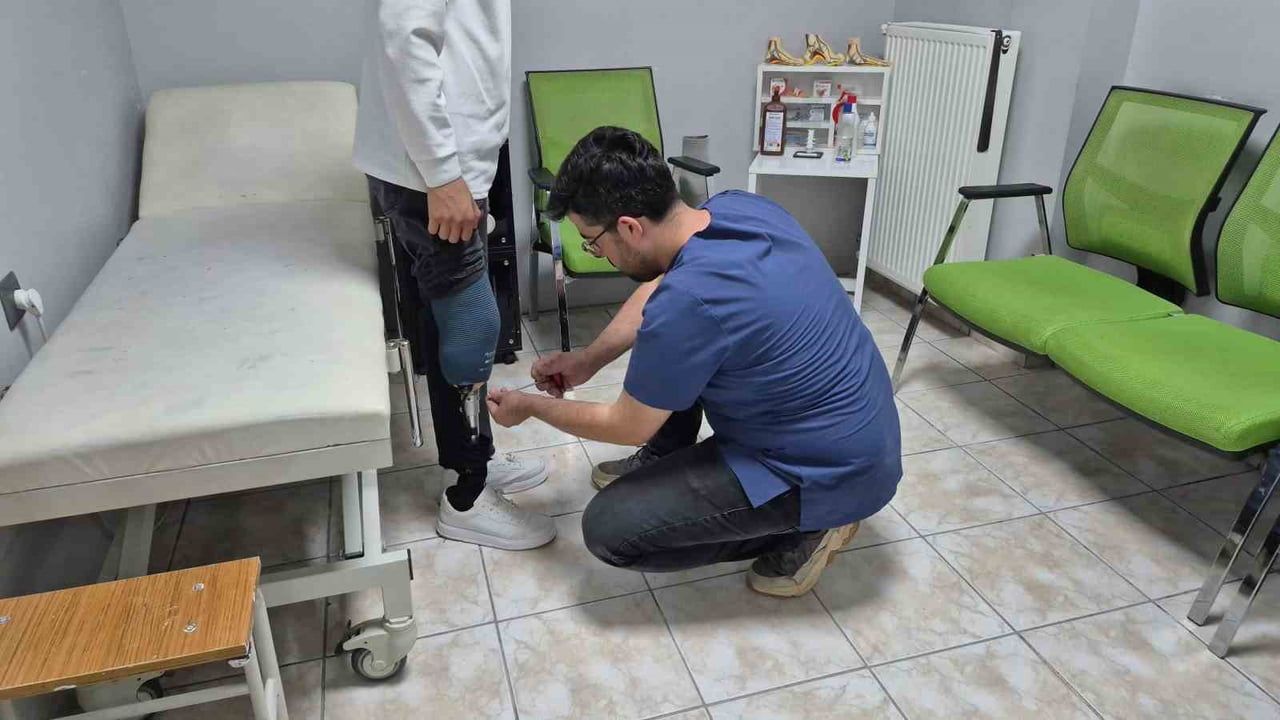 Eskişehir'de 15 yaşındaki Cüneyt, hayırseverlerin desteğiyle protezle yeniden yürümeye başladı