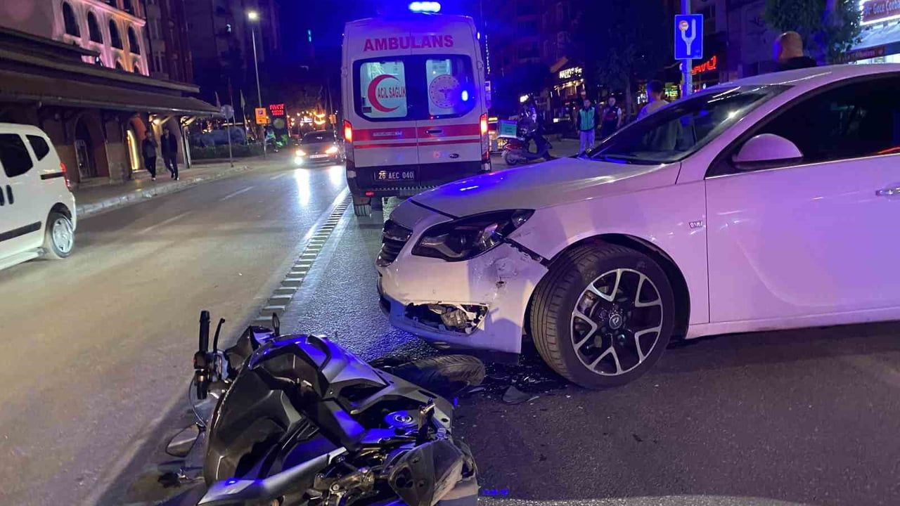 Eskişehir'de akaryakıt istasyonundan çıkan otomobil motosiklete çarptı: 1 hafif yaralı