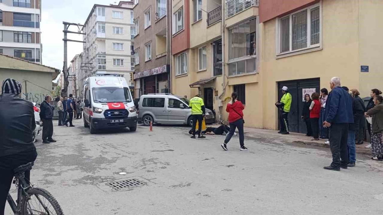 Eskişehir'de araç apartman önündeki yayalara çarptı: 3 yaralı, 2'sinin durumu ciddi