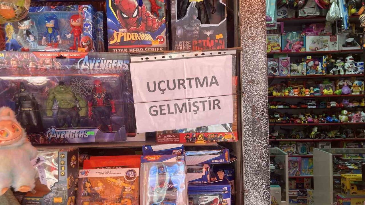 Eskişehir'de baharla birlikte uçurtma sezonu açıldı: Ay-yıldızlı ve Atatürk bayraklı modeller öne çıkıyor