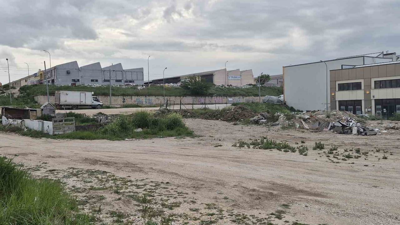 Eskişehir'de Baksan Sanayi Sitesi çevresinde biriken atıklar mahalleliyi rahatsız ediyor