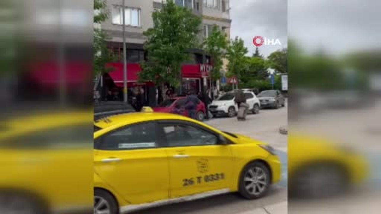 Eskişehir'de Cengiz Topel Caddesi'nde Cadde Ortası Kavga Kamerada