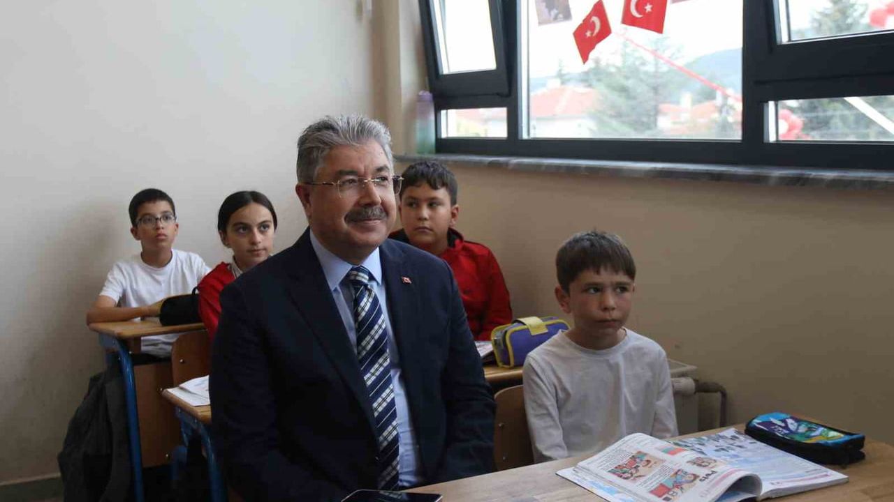 Eskişehir’de Doktor Mustafa Çamkoru Ortaokulu törenle açıldı