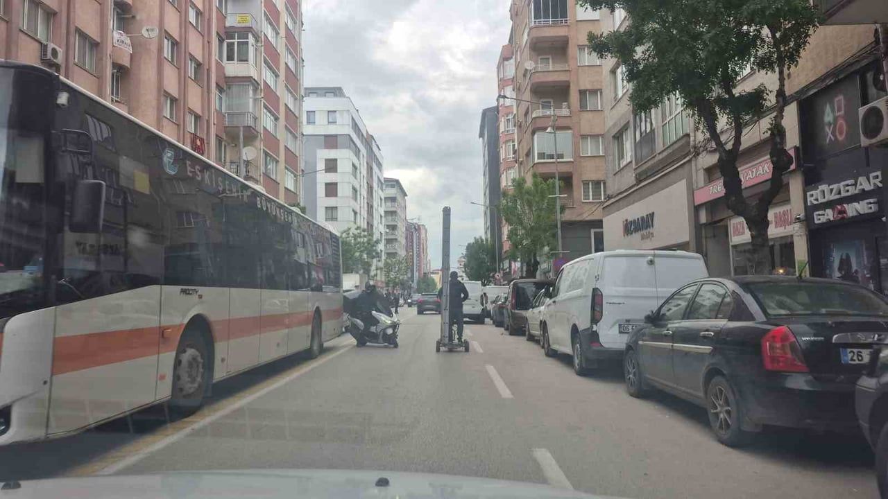 Eskişehir'de elektrikli scooter ile uzun merdiven taşınması trafikte dikkat çekti
