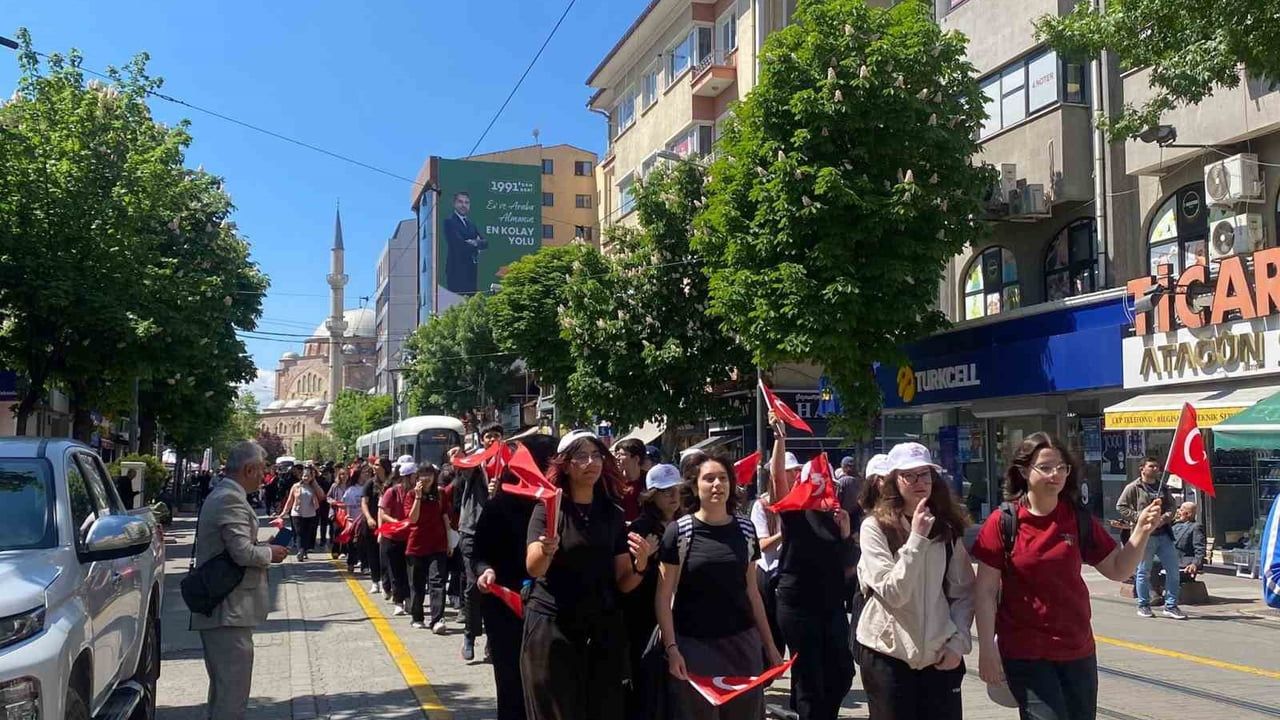 Eskişehir'de Gençlik Haftası’nda liselilerin katılımıyla anlamlı yürüyüş