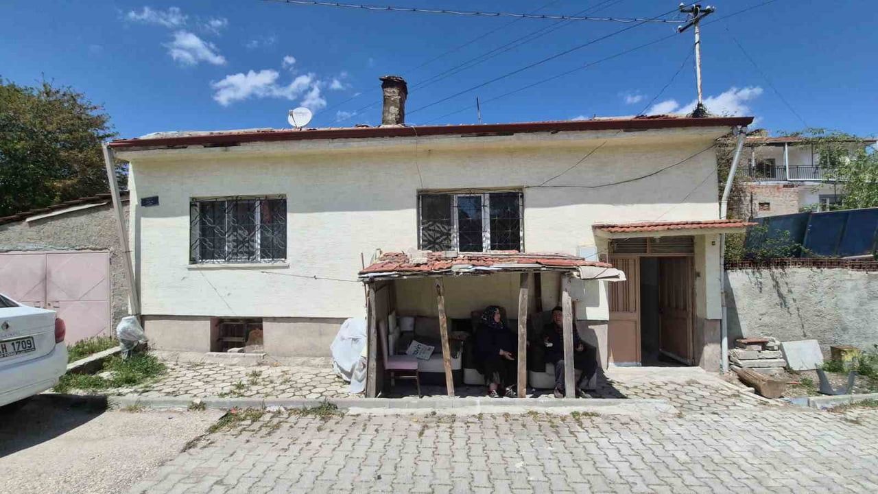 Eskişehir'de iddiaya göre 86 yaşındaki komşusu tarafından merdivenden atıldı ve darp edildi