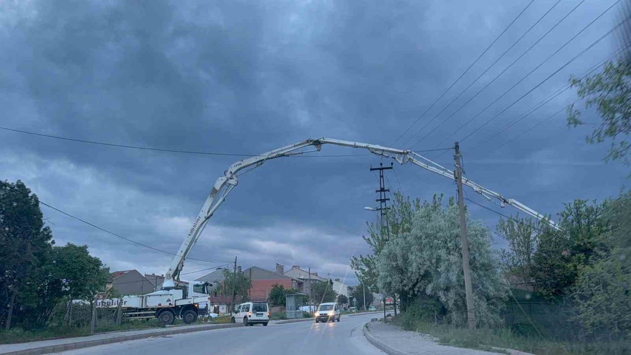 Eskişehir'de Kıbrıs Bulvarı Üzerinden Beton Transferi: Uyarı Levhası Yok, Trafik Devam Etti