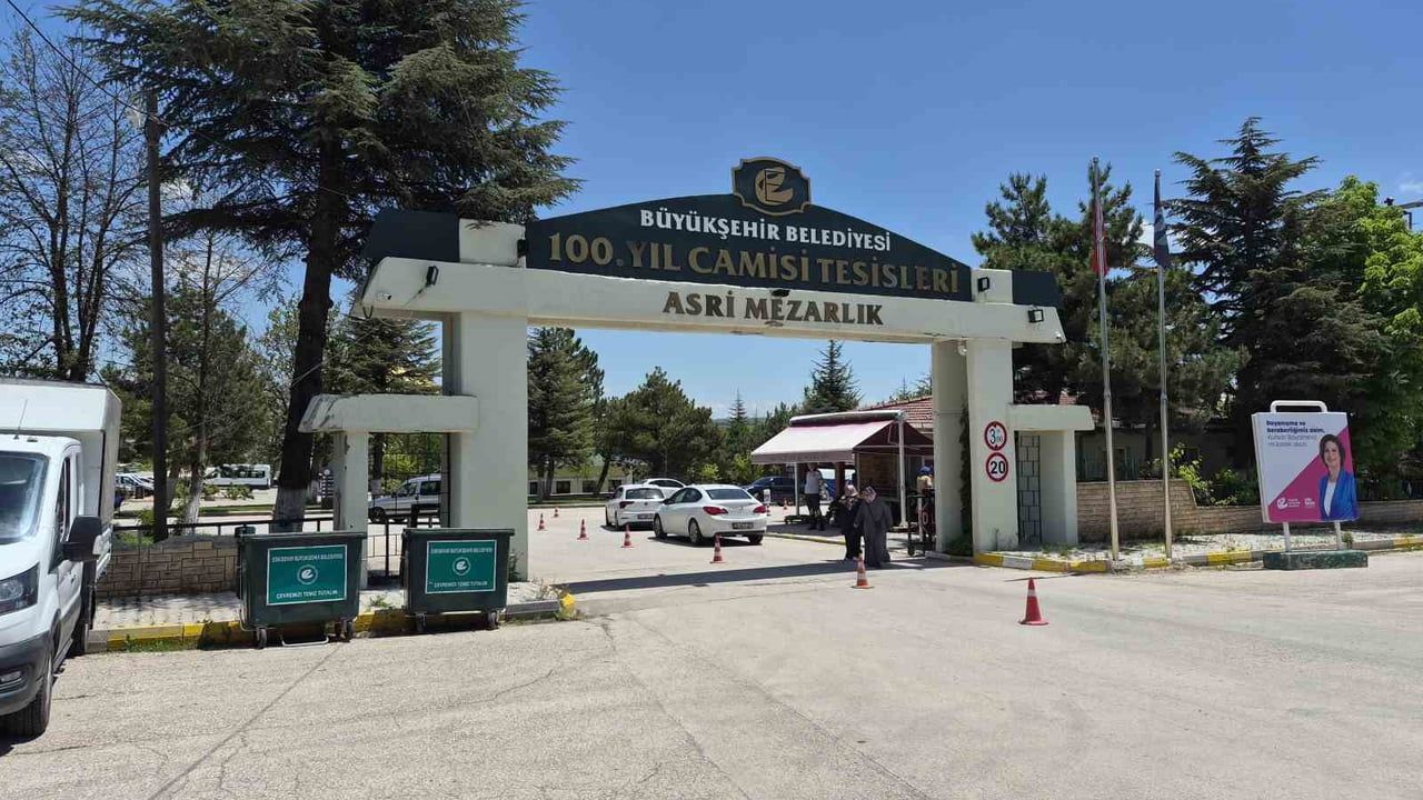 Eskişehir'de Kurban Bayramı arefesinde mezarlık ziyaretleri