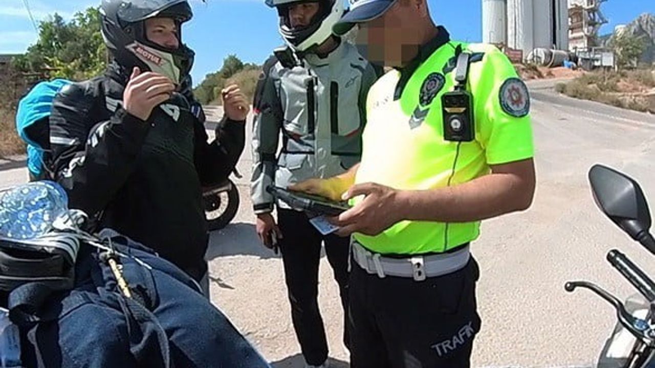 Eskişehir’de motosikletine ceza kesen polisle Antalya’da karşılaşan sürücü fotoğraf çektirdi