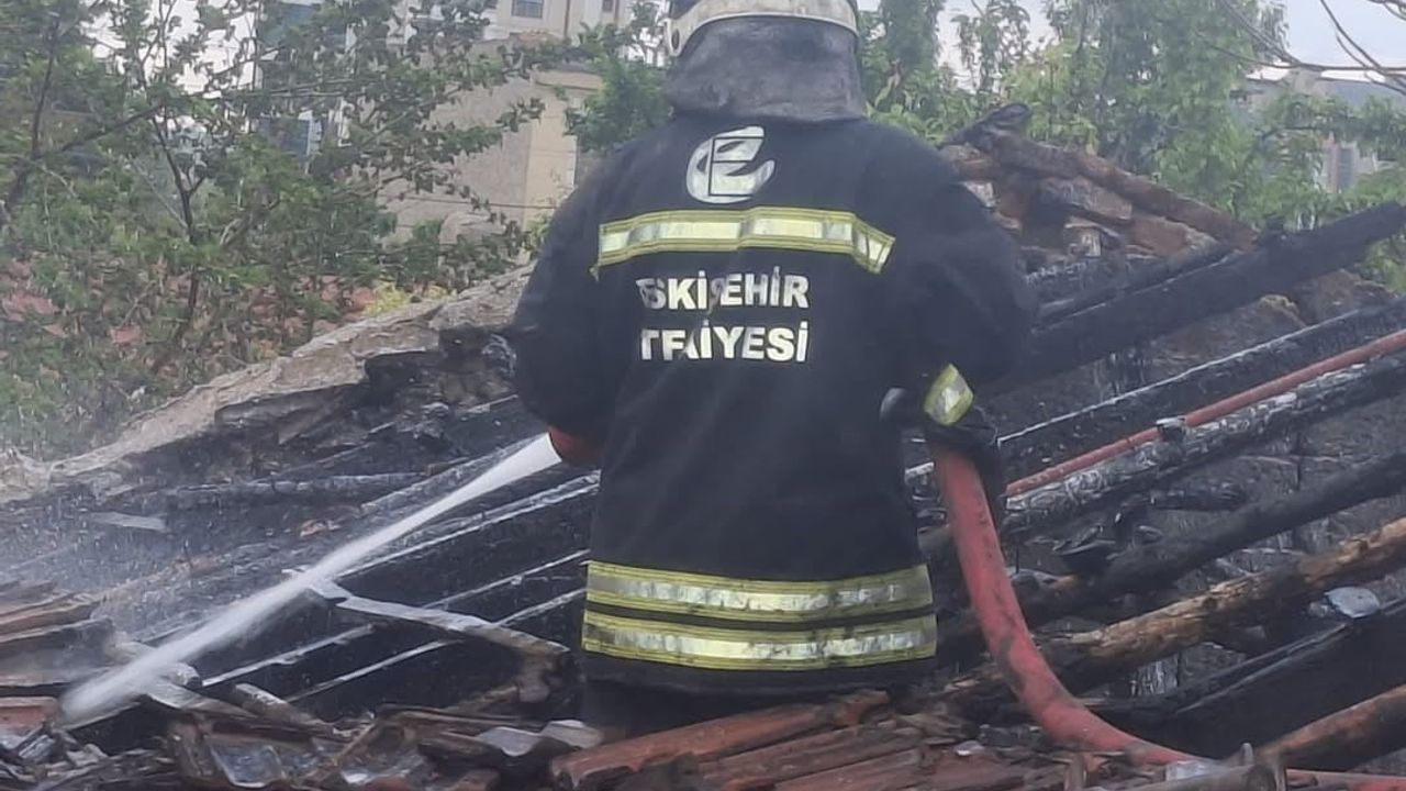 Eskişehir'de müstakil evde çıkan yangın itfaiye tarafından söndürüldü