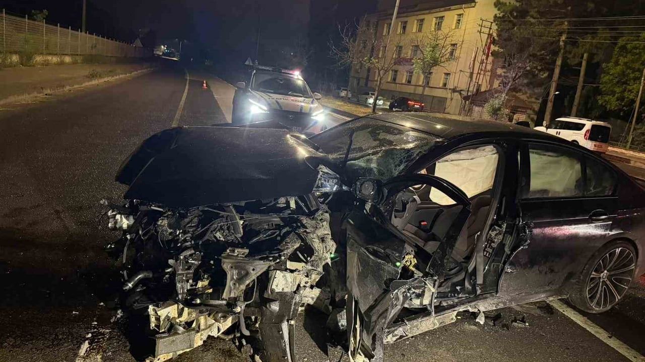 Eskişehir'de refüje çarpan araç hurdaya döndü: sürücü itfaiye ile kurtarıldı
