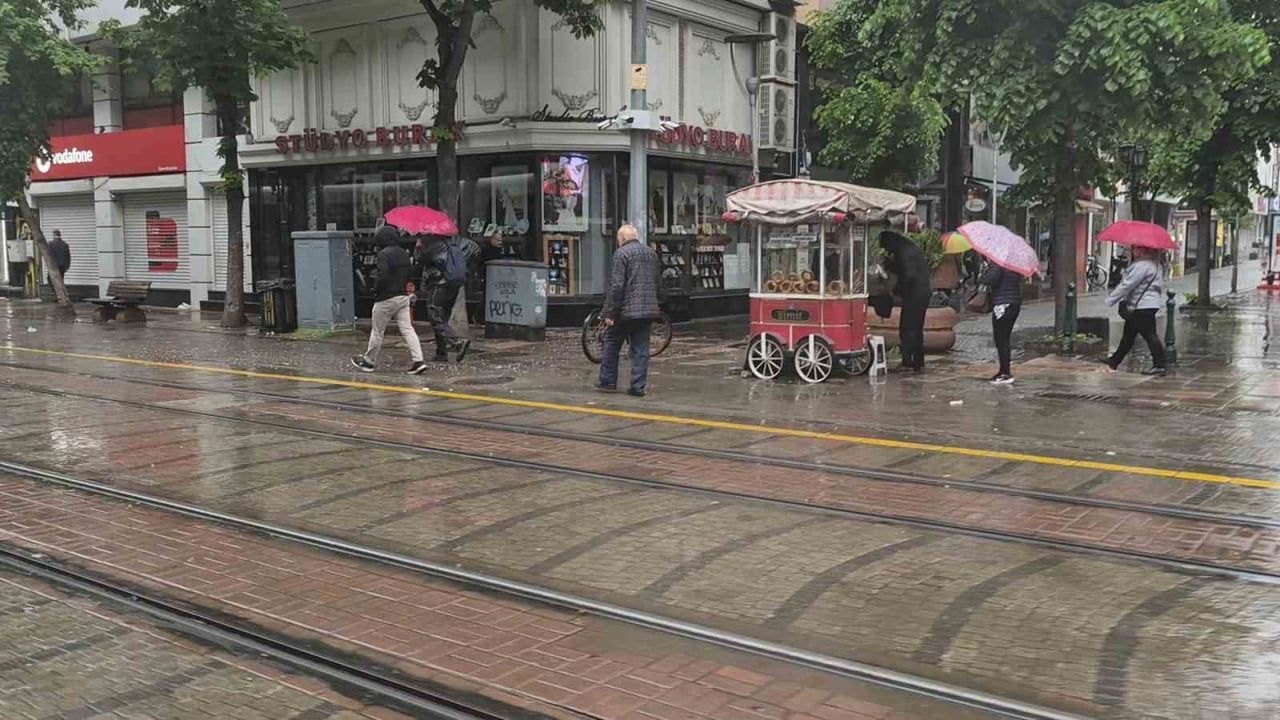 Eskişehir'de sabah sağanak yağış: su birikintileri ve trafik etkisi