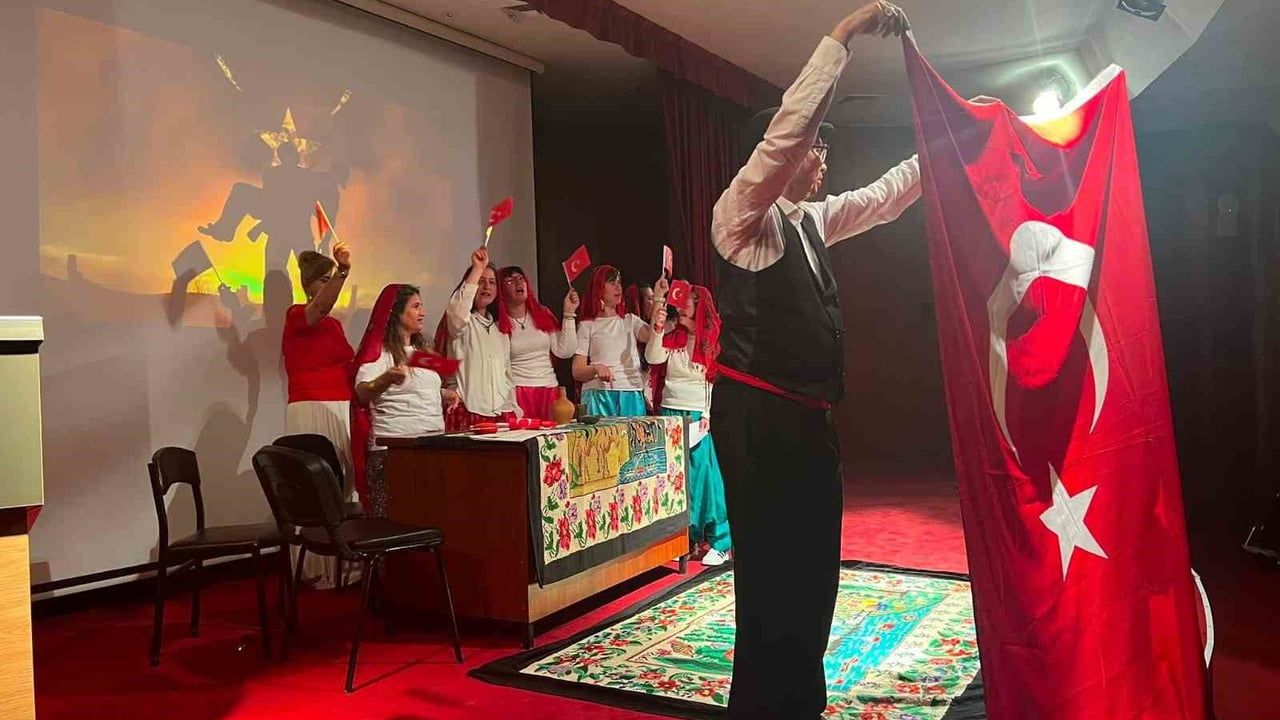 Eskişehir'de SOMET öğrencilerinin 'Çanakkale Geçilmez' oyunu yoğun ilgi gördü