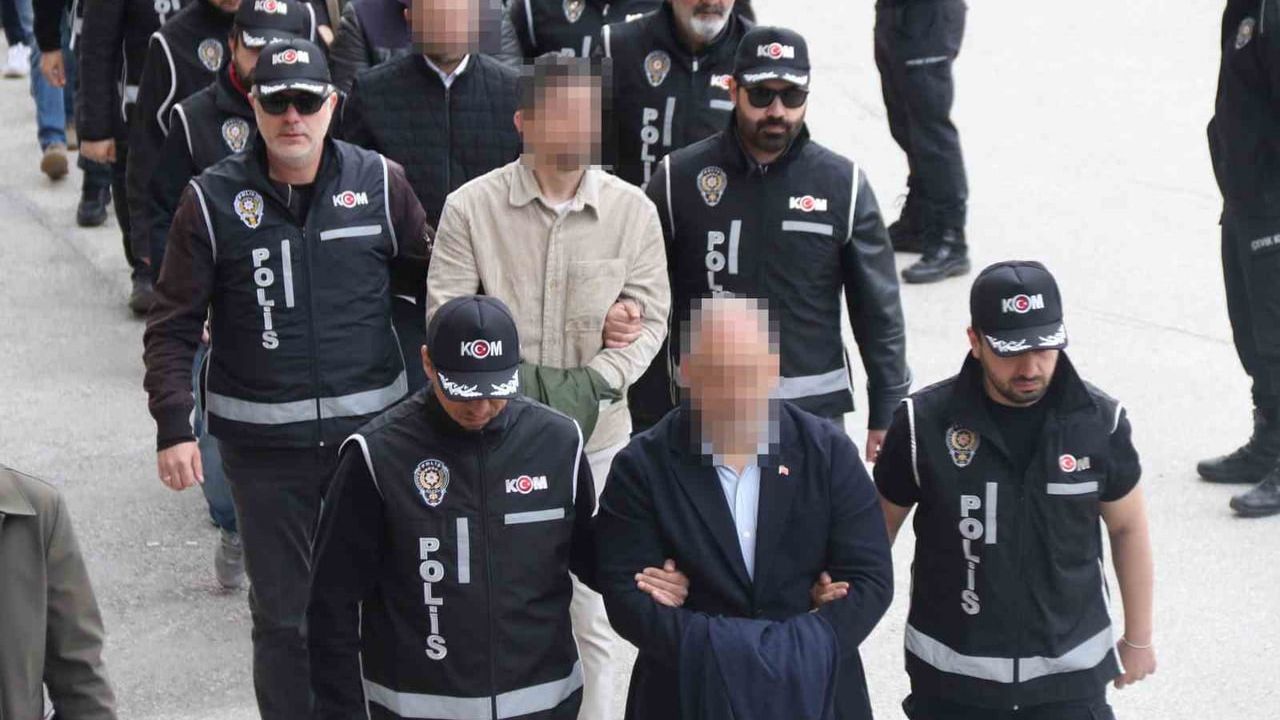 Eskişehir'de Tepebaşı Belediyesi'ne Operasyonda 15 Şüpheli Tutuklandı