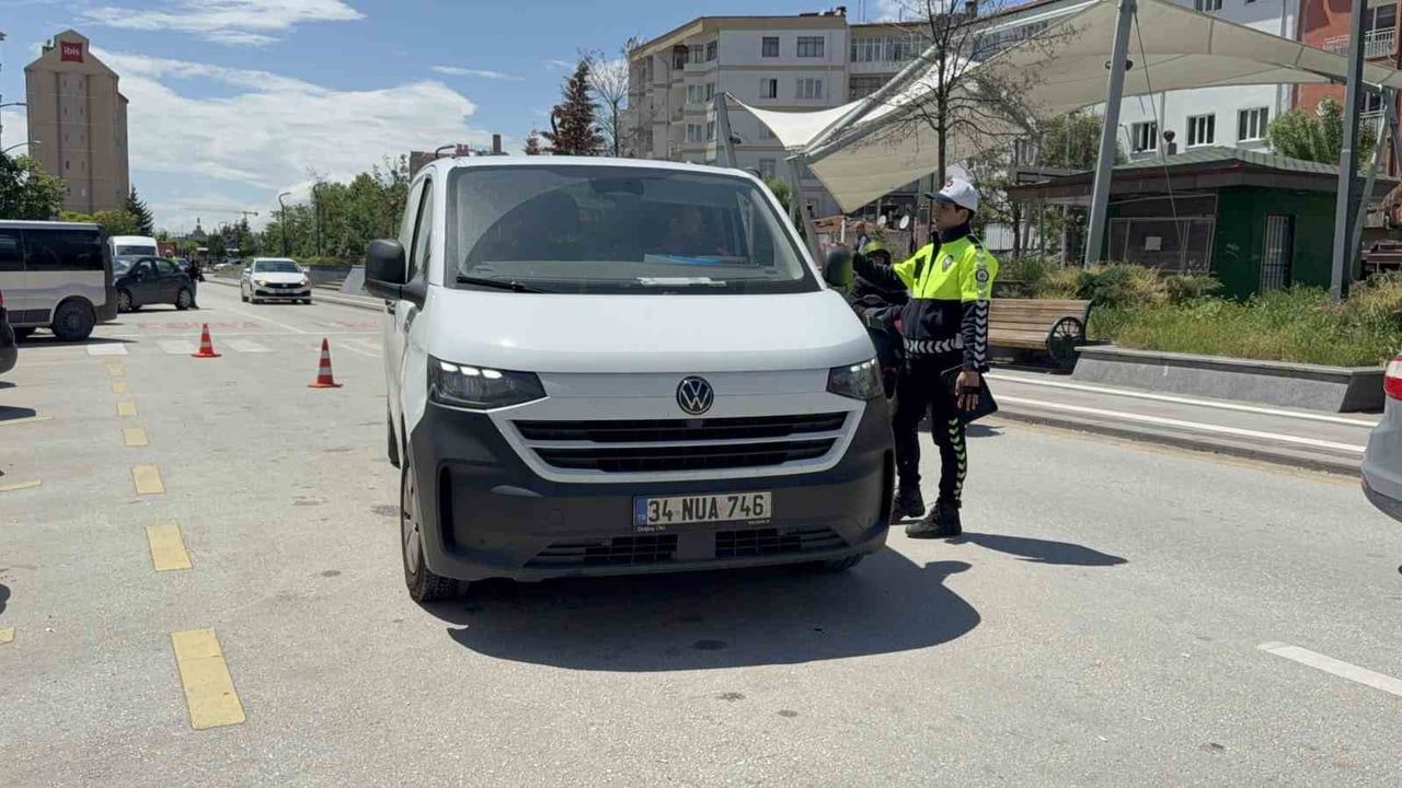 Eskişehir'de ters yönden gelen sürücüye 52 bin 665 TL ceza, polis ekiplerine tepki gösterdi