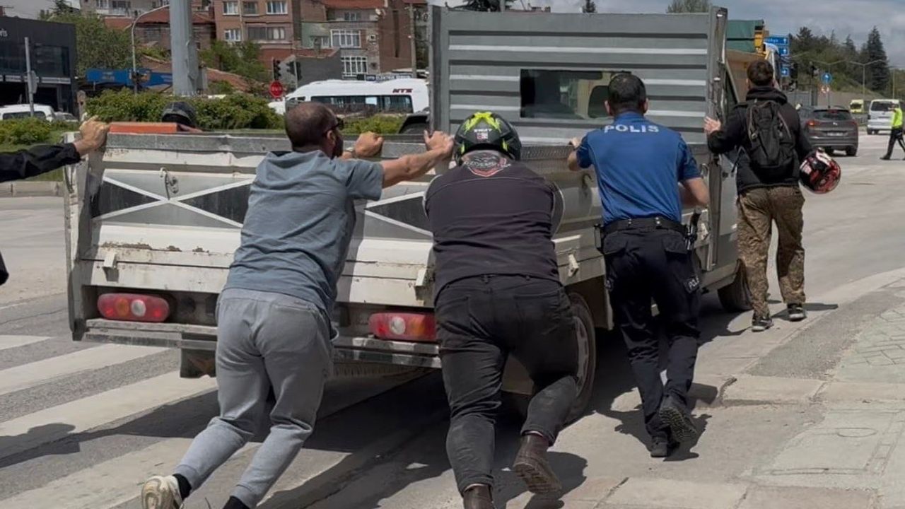 Eskişehir'de Trafikte Arıza Yapan Kamyonete Polis ve Sürücüler Yardım Etti