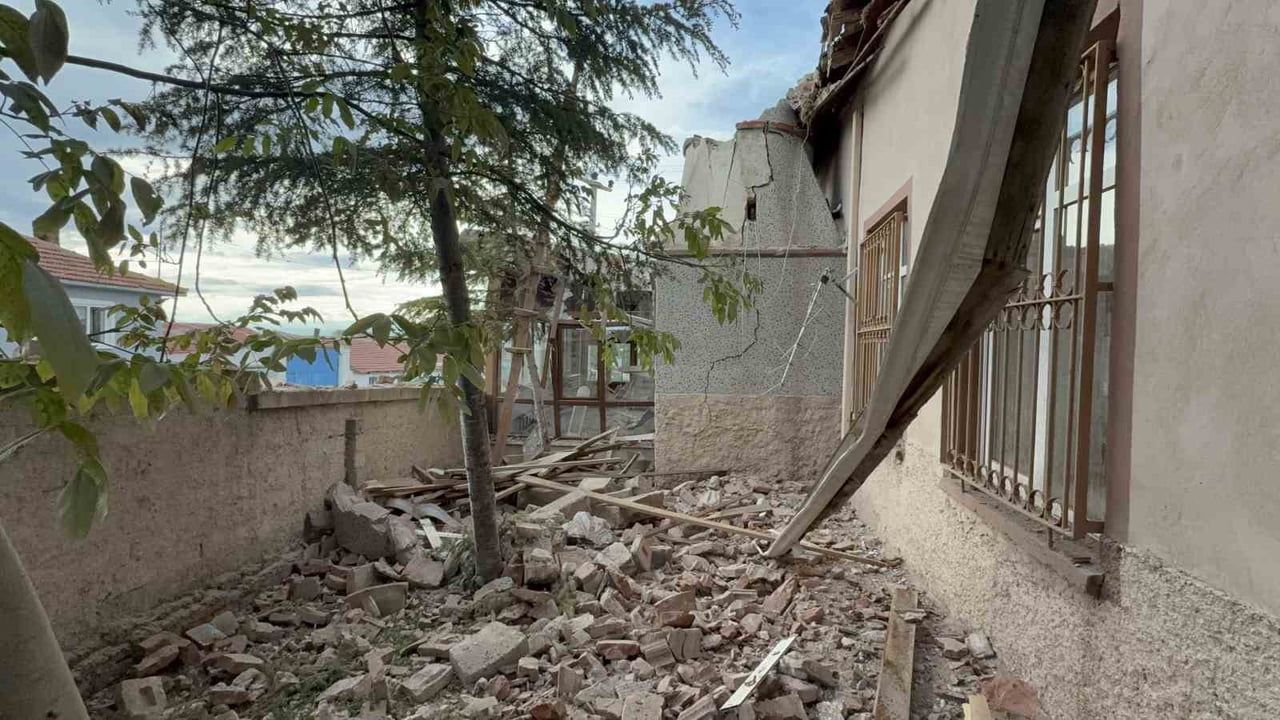 Eskişehir'de Yassıhöyük Camii minaresi yıldırım düşmesi sonucu yıkıldı; imam yaralandı