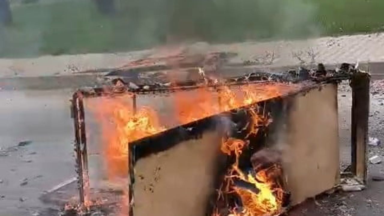 Eskişehir'de yolda alevlenen tüp taşıma kamyonetine ilk müdahale beton mikserinden geldi