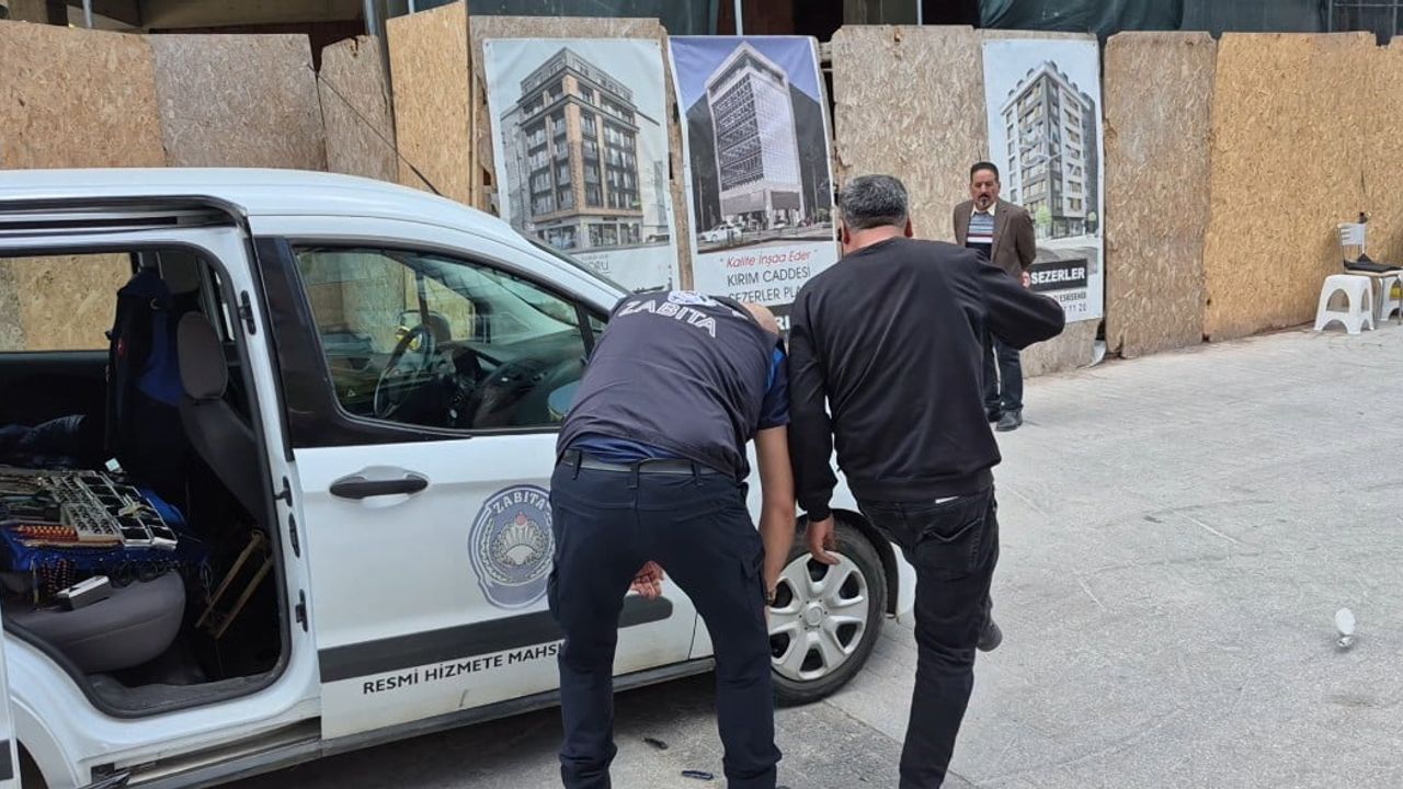 Eskişehir'de zabıta ile seyyar satıcı arasında tezgah tartışması