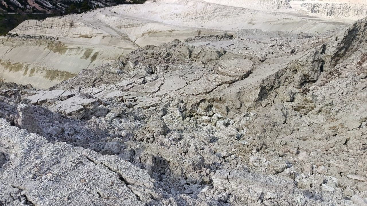 Eskişehir Demirli'de betonit maden sahasında toprak kayması; çevre sakinleri pasa depolama alanında çökme iddia ediyor