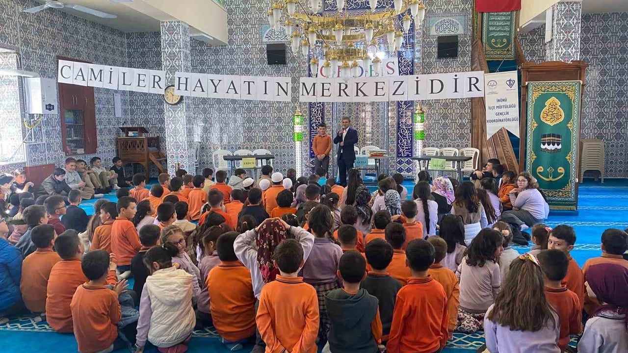 Eskişehir İnönü'de 'Camide Şenlik Var' etkinliğiyle gençlere millî ve manevî değer vurgusu