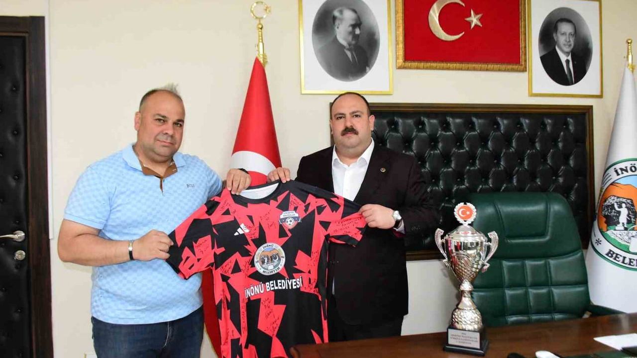 Eskişehir Masterlar, +40 Şampiyonluğunu İnönü Belediye Başkanı Serhat Hamamcı’ya Takdim Etti