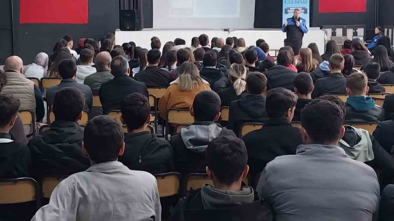 Eskişehir Polisi Sarıcakaya'da Öğrencilerle Eğitim ve Eğlenceyi Birleştirdi