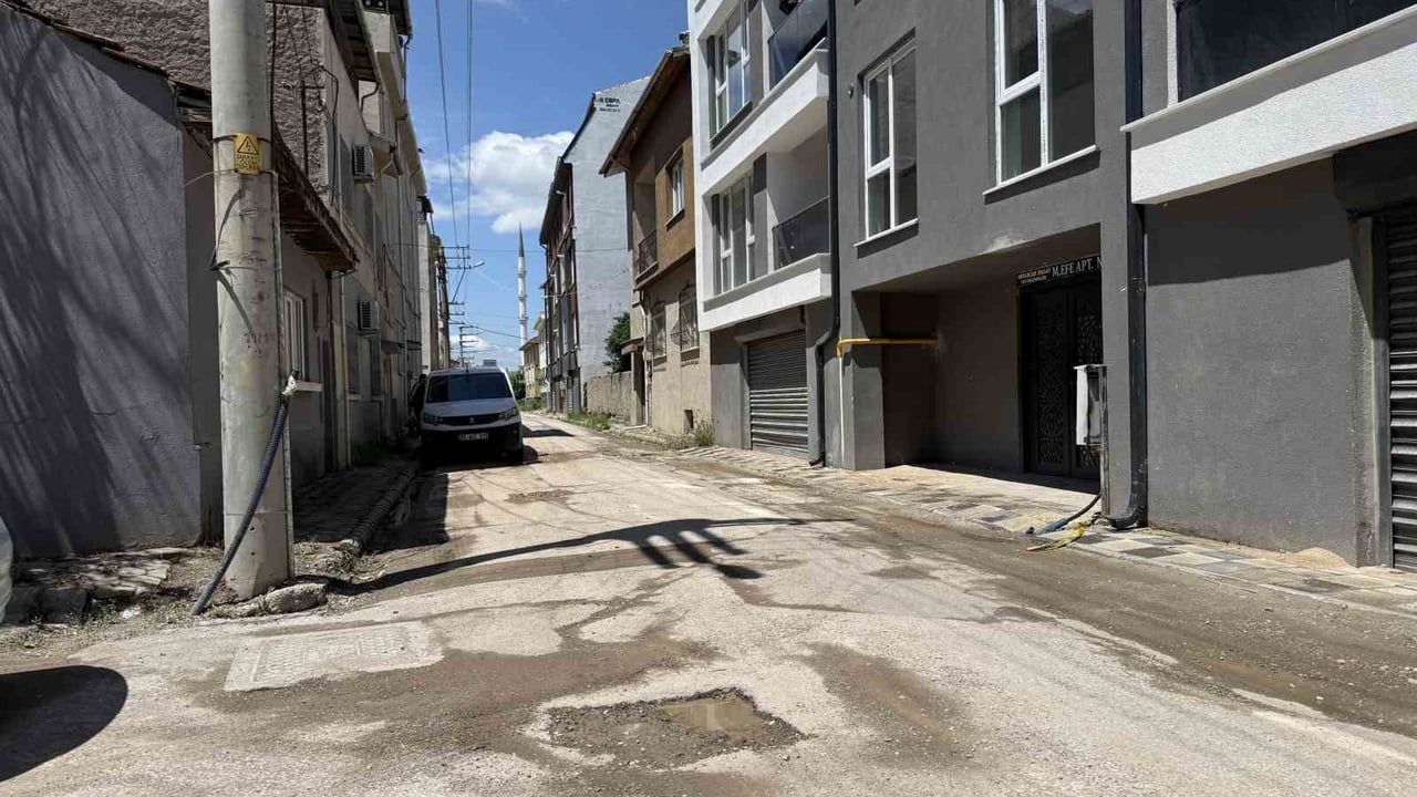 Eskişehir Şarhöyük'te Çukurlu Yollar Sürücü ve Yayaları Zorluyor