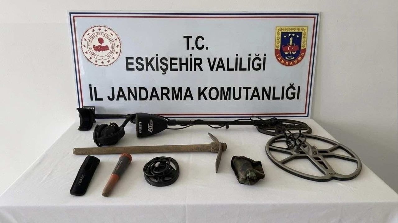 Eskişehir Sarıcakaya'da define amaçlı kaçak kazıda 2 kişi jandarma tarafından yakalandı