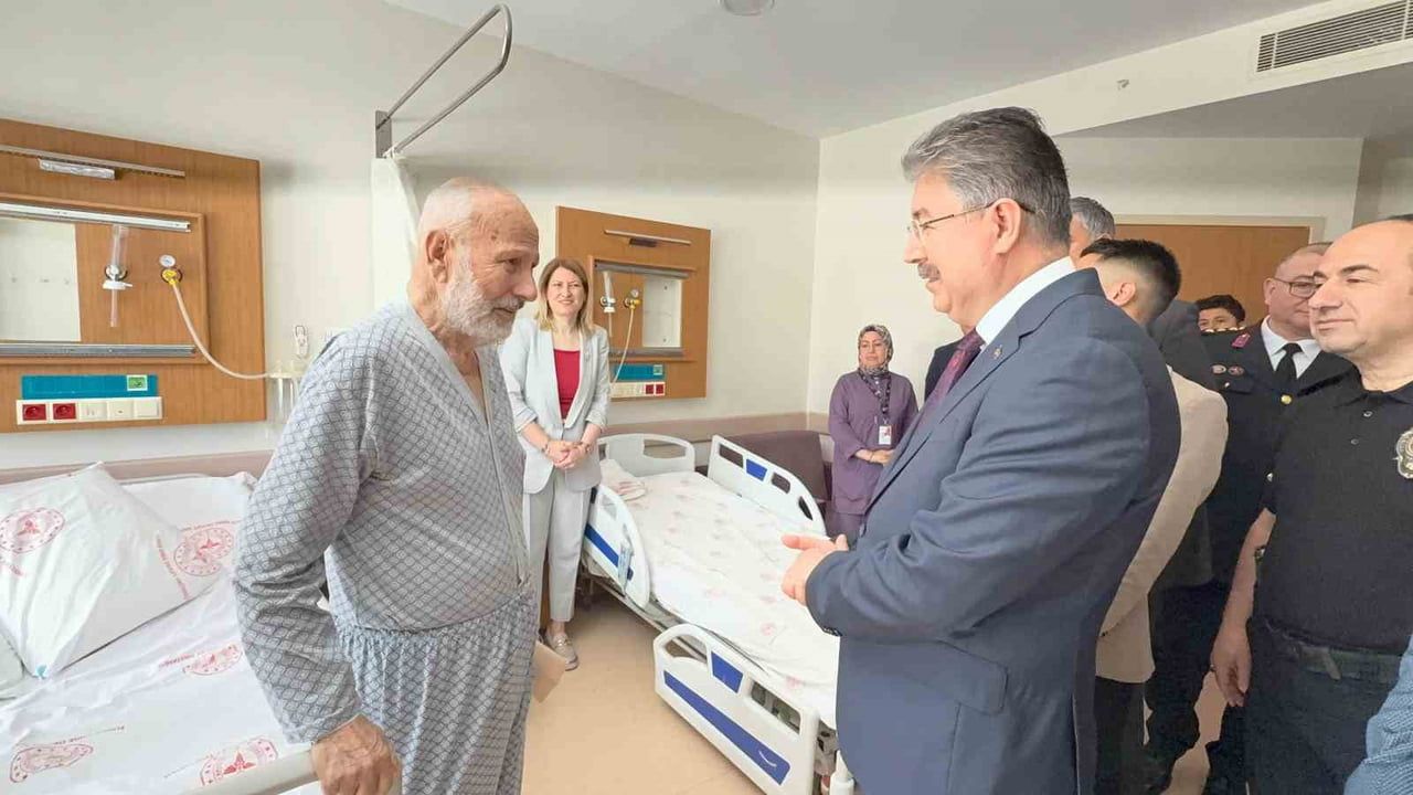 Eskişehir Valisi Dr. Erdinç Yılmaz'dan Yunus Emre Devlet Hastanesi'ne Kurban Bayramı ziyareti