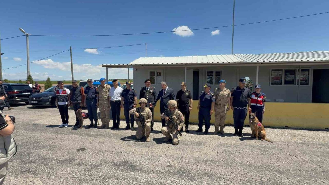 Eskişehir Valisi Dr. Erdinç Yılmaz Seyitgazi Jandarma Uygulama Noktasında Görevli Ekip ve Sürücülerle Bayramlaştı