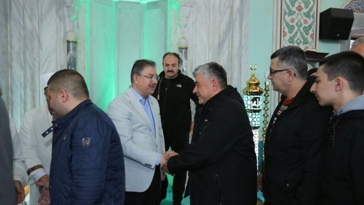 Eskişehir Valisi Erdinç Yılmaz Reşadiye Camii’nde Bayram Namazını Vatandaşlarla Kıldı