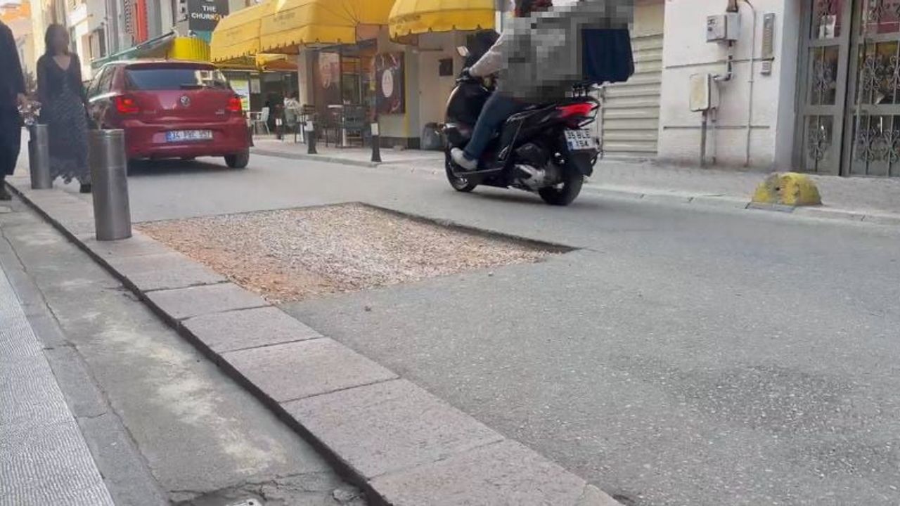 Eskişehir Yenibağlar'da kapatılmayan altyapı çukuru sürücüleri mağdur ediyor
