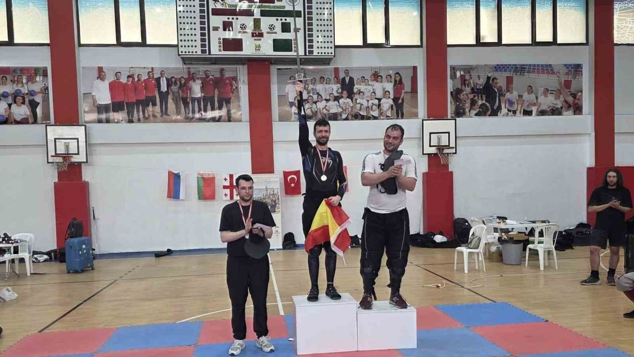 Eskişehirli kılıç ustası Mete Işıkadalar, Aegean HEMA Open 2026'da bronz madalya kazandı