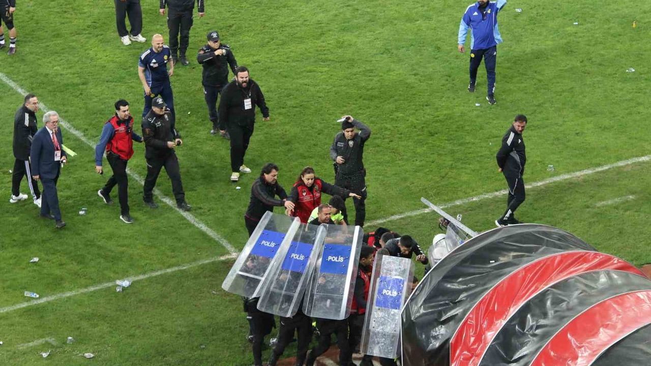 Eskişehirspor-Ayvalıkgücü Play-off Rövanşı Prof. Dr. Fethi Heper Stadyumu'nda Gerginlikle Sona Erdi